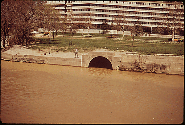 Click to enlarge. Potomac River, Clean Water Act, pollution, sewage, rivers, Washington D.C. Project Documerica, EPA, Environmental Protection Agency, Georgetown Gap, raw sewage, Watergate complex,