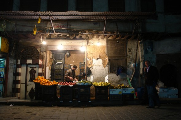 Damascus Syria food insecurity production scarcity fruit market stand war refugee