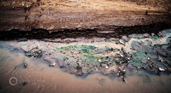 yellow river lanzhou Choke Point China Water Pollution contamination industrial waste trash garbage litter black runoff