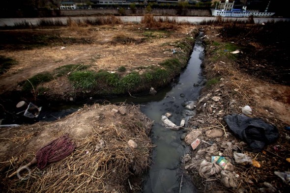 water pollution contamination trash garbage Yellow River Lanzhou China