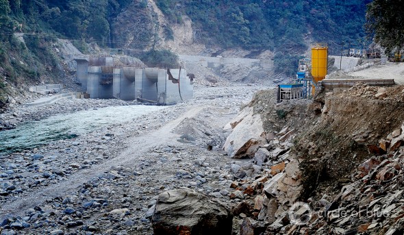 At the bend of the Mandakini River, where the 99-megawatt Singoli-Bhatwari Hydroelectric Project was under construction, the river carved a new and much wider channel that may make the dam impractical or impossible to repair and complete. Photo: Dhruv Malhotra