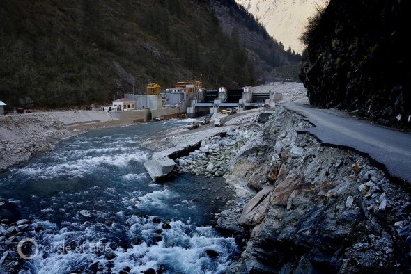 In June 2013, a flood in Uttarakhand, an Indian Himalayan state, killed thousands of people, swept villages away, and seriously damaged the state’s hydroelectric dams and powerhouses. The dam at Vishnuprayag, on the Alaknanda River, was buried in mud and boulders.