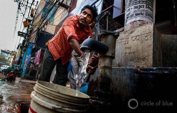 Getting water in Dehli. Photo © J. Carl Ganter / Circle of Blue