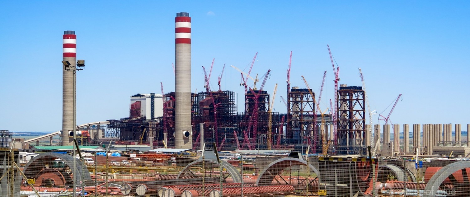 The 4,800-megawatt Kusili coal-fired generating station east of Johannesburg, years overdue and billions of dollars over budget, is at the center of the damaging economic, social, and ecological vortex engulfing South Africa. Photo © Keith Schneider / Circle of Blue.