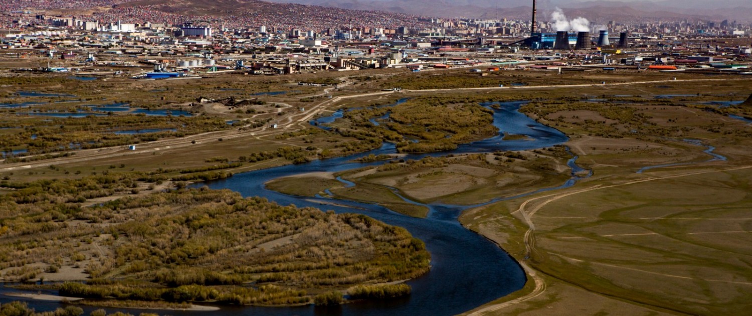 The Tuul River snakes by a coal plant in Ulaanbaatar, Mongolia. Photo © J. Carl Ganter / Circle of Blue