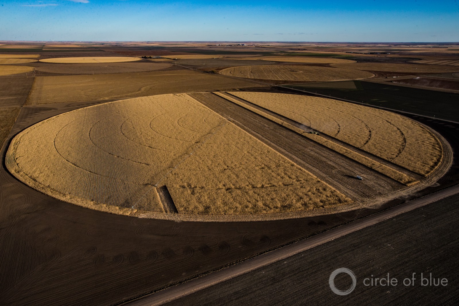 Agriculture consumes most of the world’s fresh water. Here, a corn crop is harvested in the U.S. Great Plains. Photo © Brian Lehmann / Circle of Blue