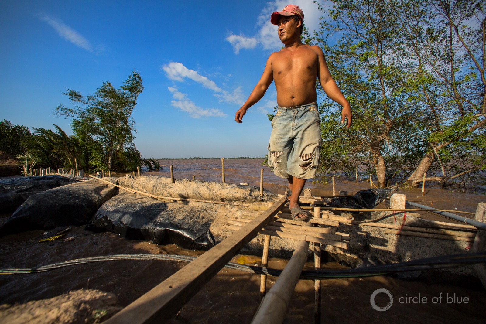 Mekong River floodwaters force Vietnamese farmers to erect barricades to protect their fields. From 1980 to 2014, 41 percent of all the economic losses globally, and 27 percent of the fatalities, were from one source: flooding rivers. Photo © J. Carl Ganter / Circle of Blue
