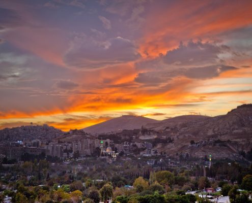 https://upload.wikimedia.org/wikipedia/commons/f/fe/Sunset_clouds_in_Damascus.jpg