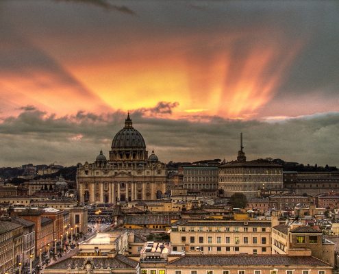 https://upload.wikimedia.org/wikipedia/commons/9/9e/Vatican_Sunset_-_Rome,_Italy_-_Easter_2008.jpg