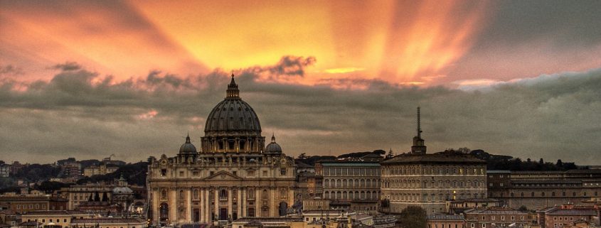 https://upload.wikimedia.org/wikipedia/commons/9/9e/Vatican_Sunset_-_Rome,_Italy_-_Easter_2008.jpg