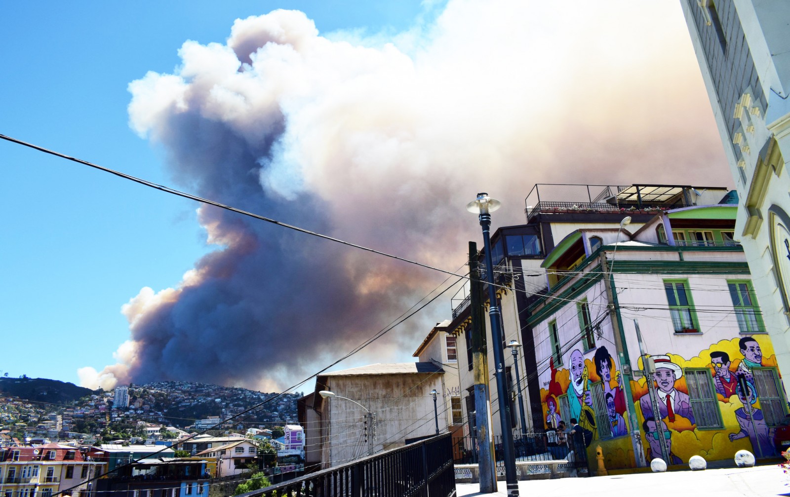 Smoke from a wildfire looms over Valparaíso, Chile in January. A drought helped stoke fires across central Chile, while fire damage contributed to landslides that contaminated water supplies in Santiago. Photo courtesy Zhu via Flickr Creative Commons. 