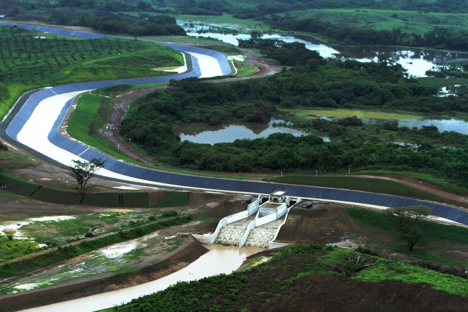The Daule-Vinces water transfer scheme in Guayas and Los Rios provinces is one of a series of national water projects meant to control irrigation and floodwaters in Ecuador. Photo by César Muñoz / ANDES via Flickr Creative Commons 