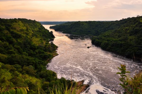 https://upload.wikimedia.org/wikipedia/commons/a/a1/Evening,_Nile_River,_Uganda.jpg
