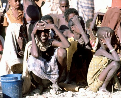https://upload.wikimedia.org/wikipedia/commons/a/a7/Somali_children_waiting.JPEG