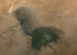 https://upload.wikimedia.org/wikipedia/commons/2/2c/Dust_storm_near_Lake_Chad.jpg