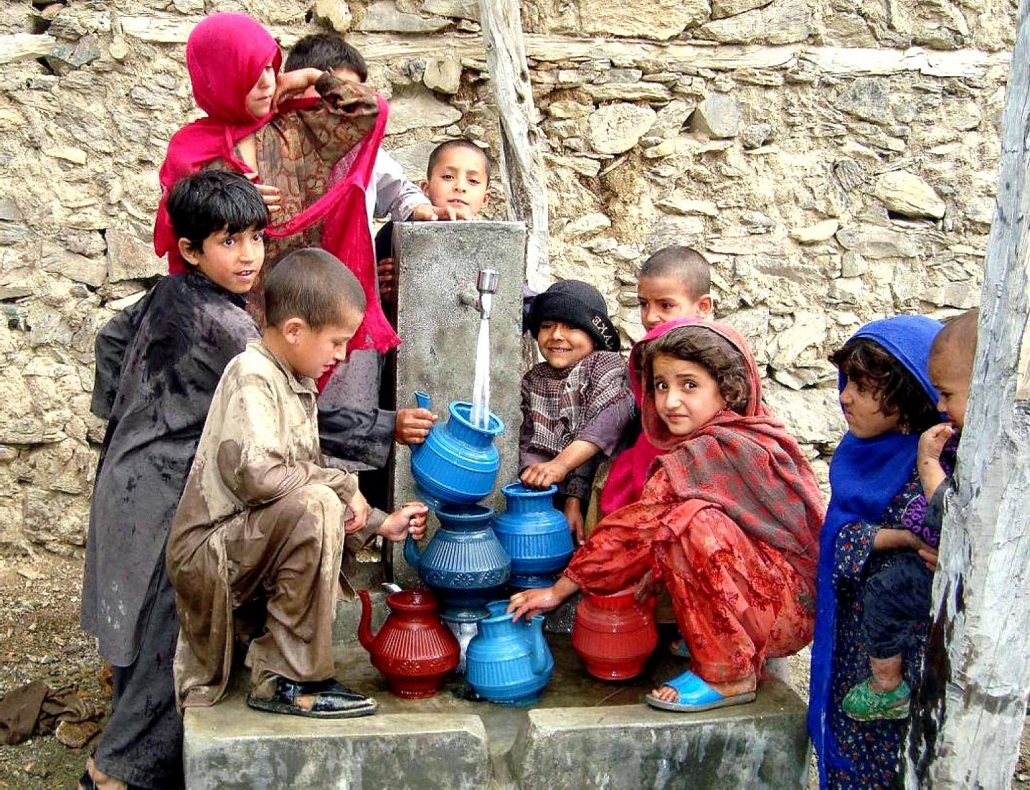 https://pixnio.com/people/children-kids/children-in-nawa-village-afghanistan-fill-their-containers-with-fresh-running-water